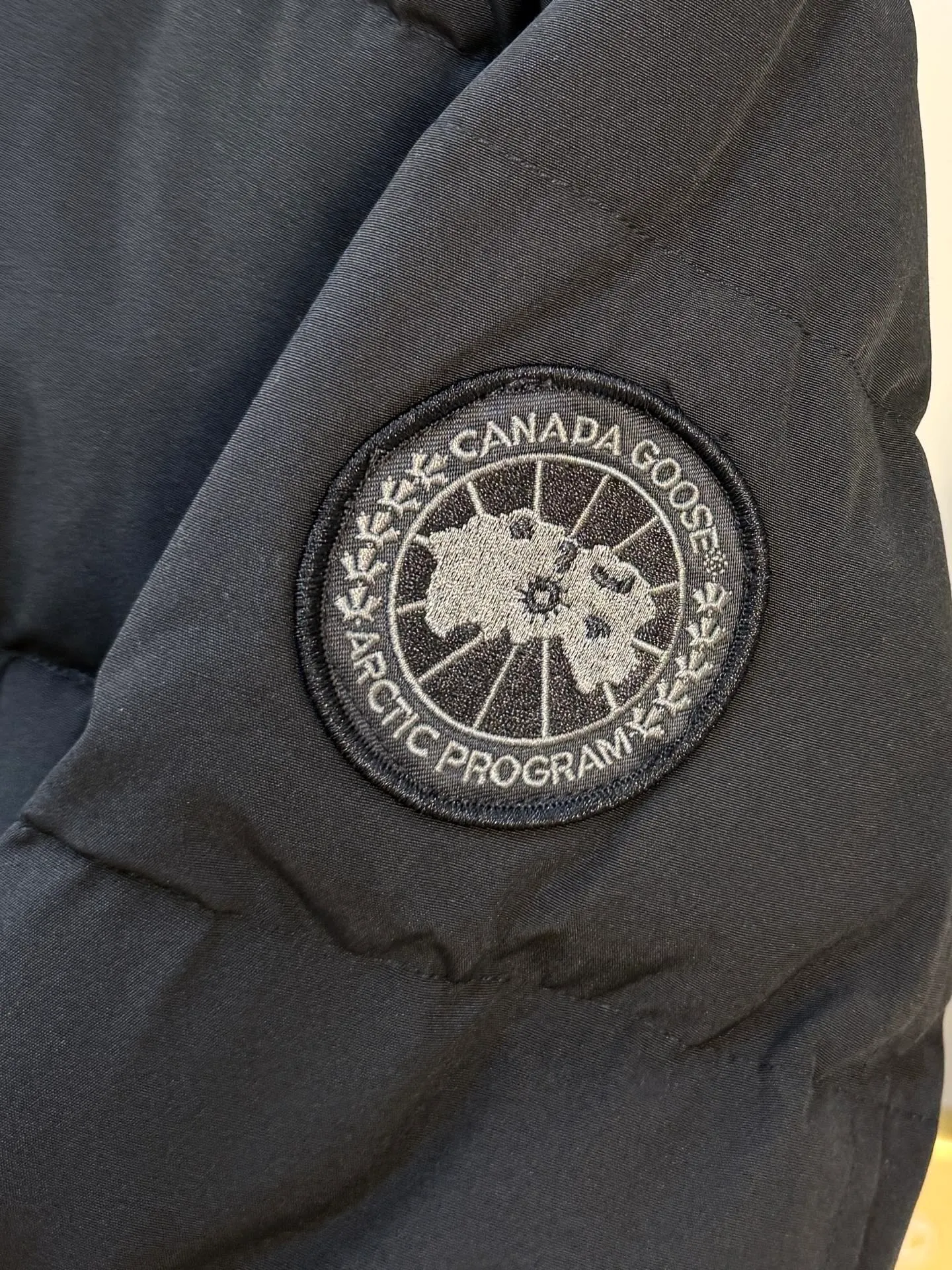 P880 CANADA.GOOSE】🇨🇦The top original New Expedition limited edition Parker short model Canada🦢 One of the most popular models of Goose brand in 2024 winter! No more worries about wearing different clothes on the street. Top original analysis. Analysis 1 (wolf hair): It is guaranteed that the fur collars received by all customers are grayer than the genuine ones. Each wolf hair is 43cm long and 16cm wide, all made from wild first-grade gray wolf skins in western Canada! Analysis 2 (Trademark): We use dyed embroidery thread to truly achieve 100% reproduction of the trademark, ensuring that the embroidery thread is exactly the same as ZP, with zero color difference and 100% reproduction of the map letters! (We can guarantee that no one in our industry is more attentive and professional than us!) Analysis 3 (fabric): The new expedition model is made of two fabrics, instead of the old expedition 21-count all-round fabric! The front piece is made of 18-count glue and the back piece (sleeves) is made of pongee fabric! While ensuring the 5-level cold protection index, it also ensures the comfort and fit of the upper body. The fabric is as comfortable as the old Expedition 5-level cold protection index. Analysis 4 (auxiliary materials): The original one-to-one molded landmine buckle/comma buckle/zipper embryo/four-button buckle/, washed label/dyed cuff thread/ The authentic product is not 100% flawless. The authentic product also has velvet running off, and most of the authentic wolf fur is mainly Eastern yellow wolf fur. (Because our wolf skins are all auctioned at the same auction house as the authentic products) There is an auction list to prove it. Note: In order to maximize profits during the production process, some businesses add toxic waste silk, 50% velvet, tactile velvet, etc. to clothes! But on the outside of the clothes, they use good fabrics and match them with good wolf fur. They say it is purchasing agent grade 90 white duck down, or even more exaggeratedly, it is white goose down, to fool the layman! (Please consult the official website. All authentic styles are made of white duck down) Sizes XS-XXL